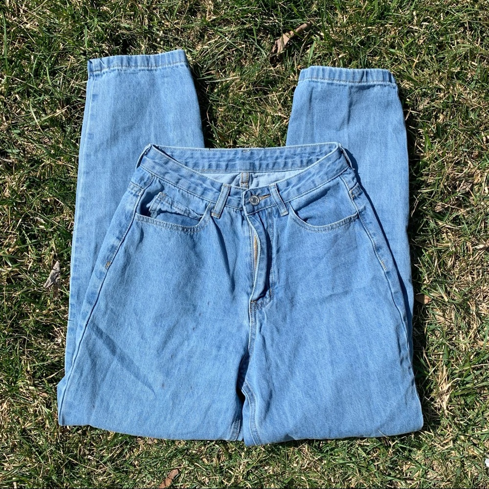 baggy light wash jeans <3